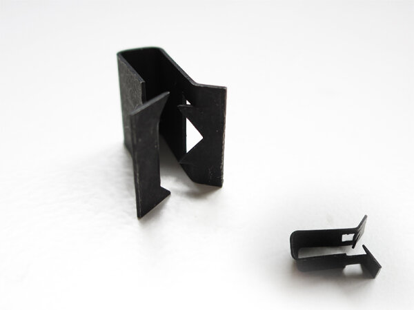 2x Original VW / Audi Halteklammer Emblem- Logohalter